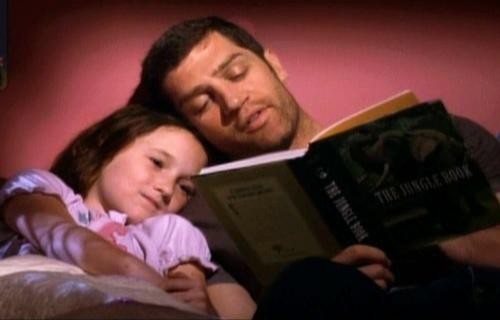 Chase lit une histoire à sa fille
